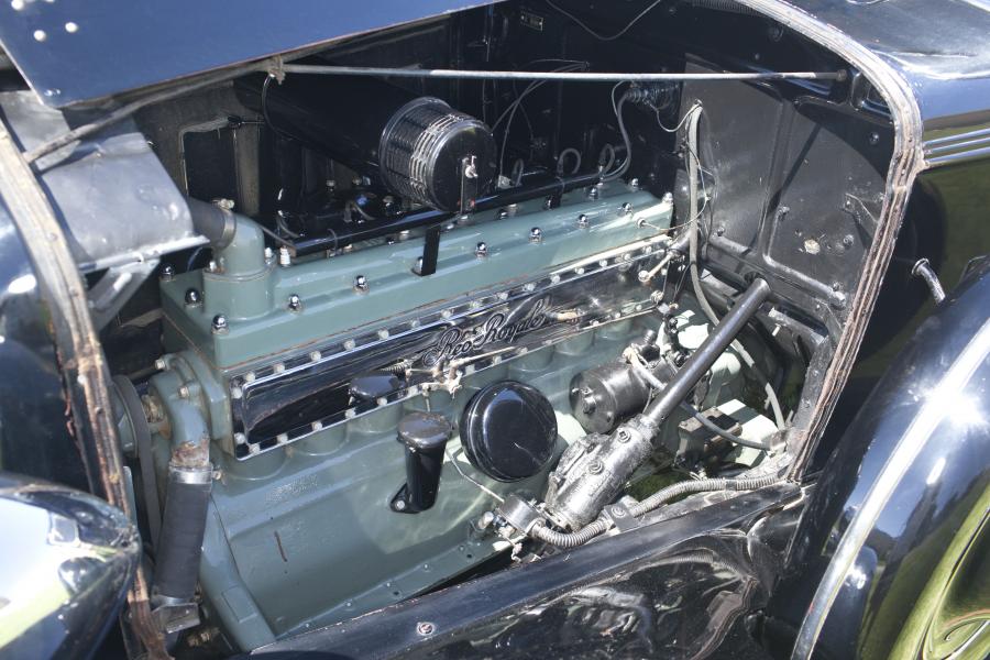 Моторный отсек Reo 8-35 Royale Sedan 1933 года  (фото 11 из 14)